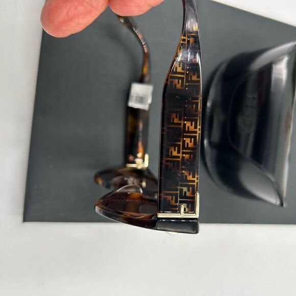 SOLD!!!!!!!!      Fendi gradient logo cat eye sunglasses made in Italy - Picture 6 of 10